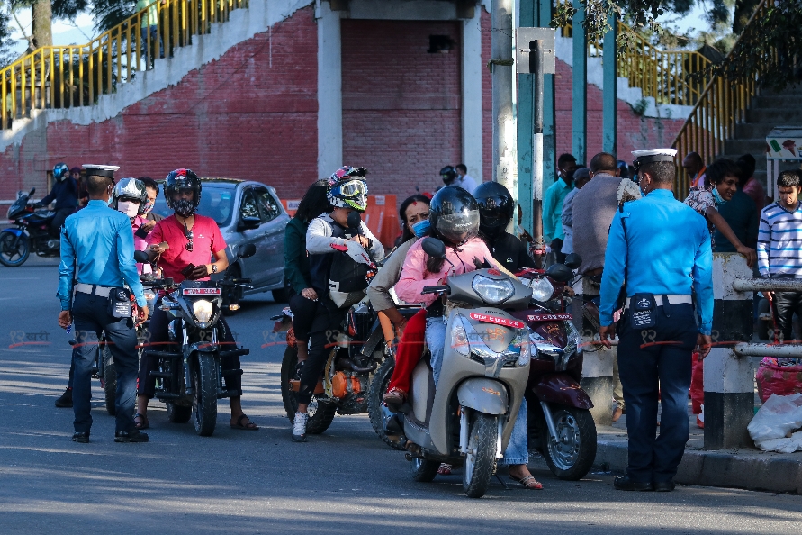 ट्राफिक प्रहरीको विशेष चेकिङ : कलेजका ५१ विद्यार्थी कारबाहीमा